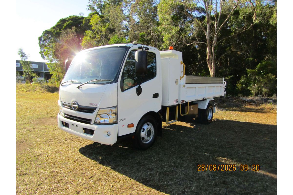 2015 Hino 300 Series 716 MEDIUM TIPPER XZU710R