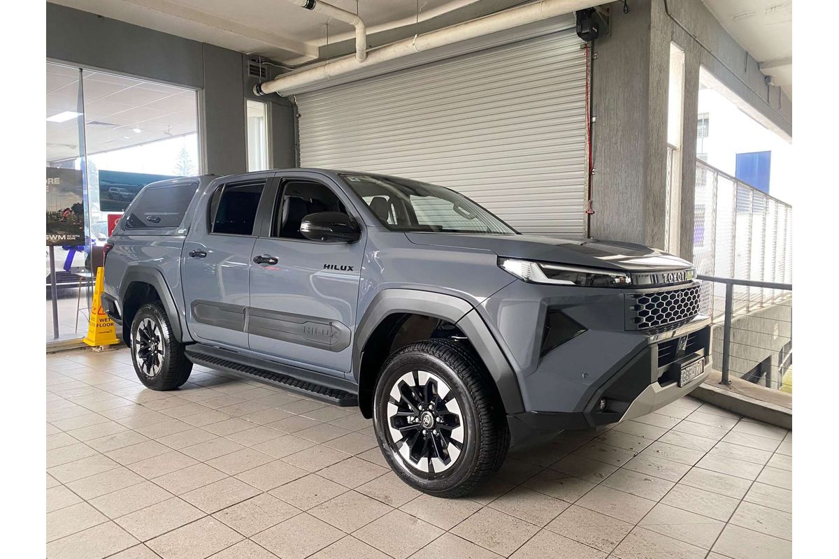 2026 Toyota Hilux SR5 48V + PREM. INTERIOR (4x4) GUN227R 4X4