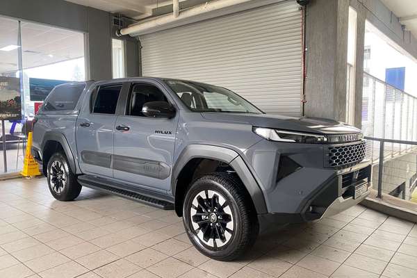 2026 Toyota Hilux SR5 48V + PREM. INTERIOR (4x4) GUN227R 4X4
