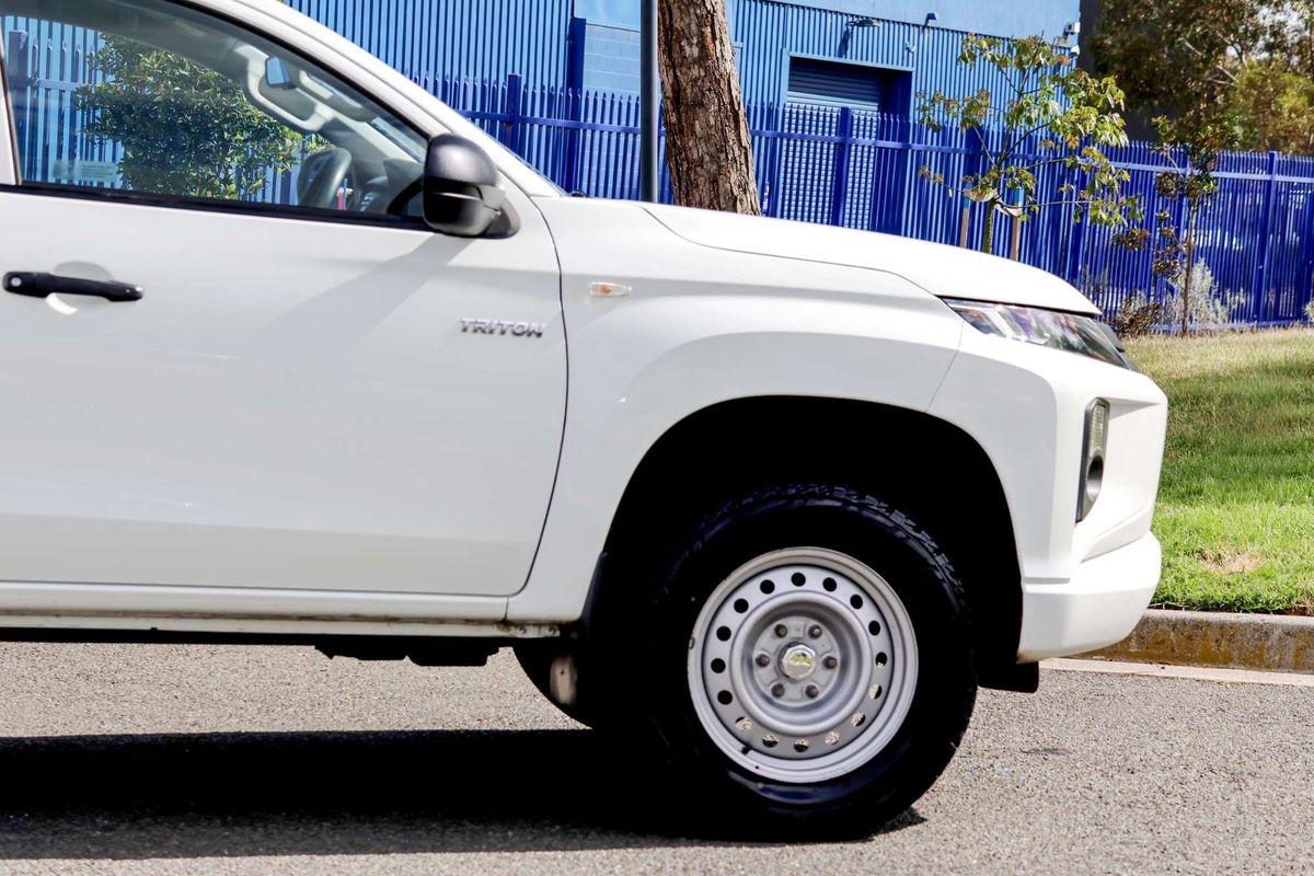 2020 Mitsubishi Triton GLX MR 4X4 image 9