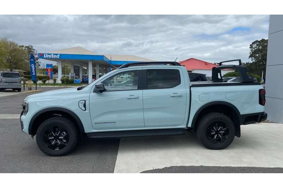 2025 Ford Ranger PHEV Stormtrak 4X4 2.3L image 4