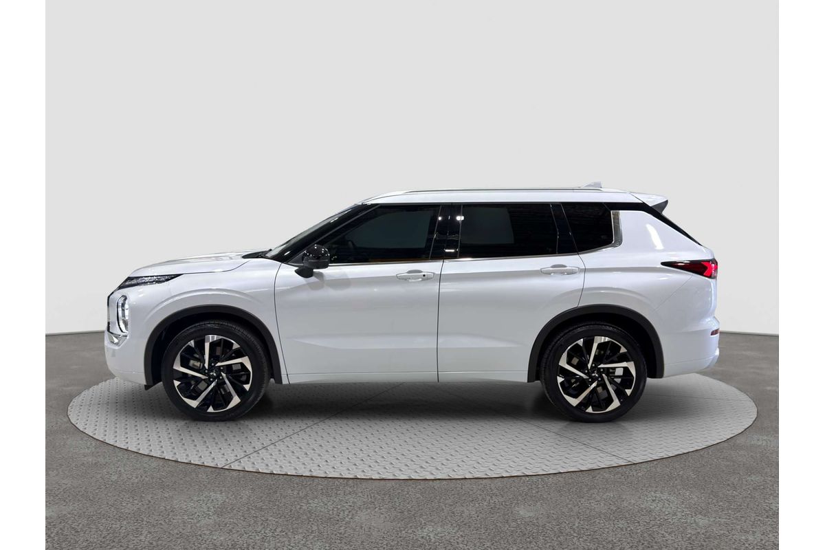 2024 Mitsubishi Outlander Exceed ZM image 2