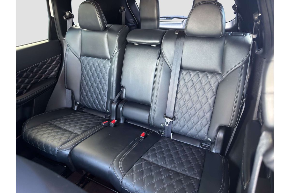 2024 Mitsubishi Outlander Exceed ZM image 3