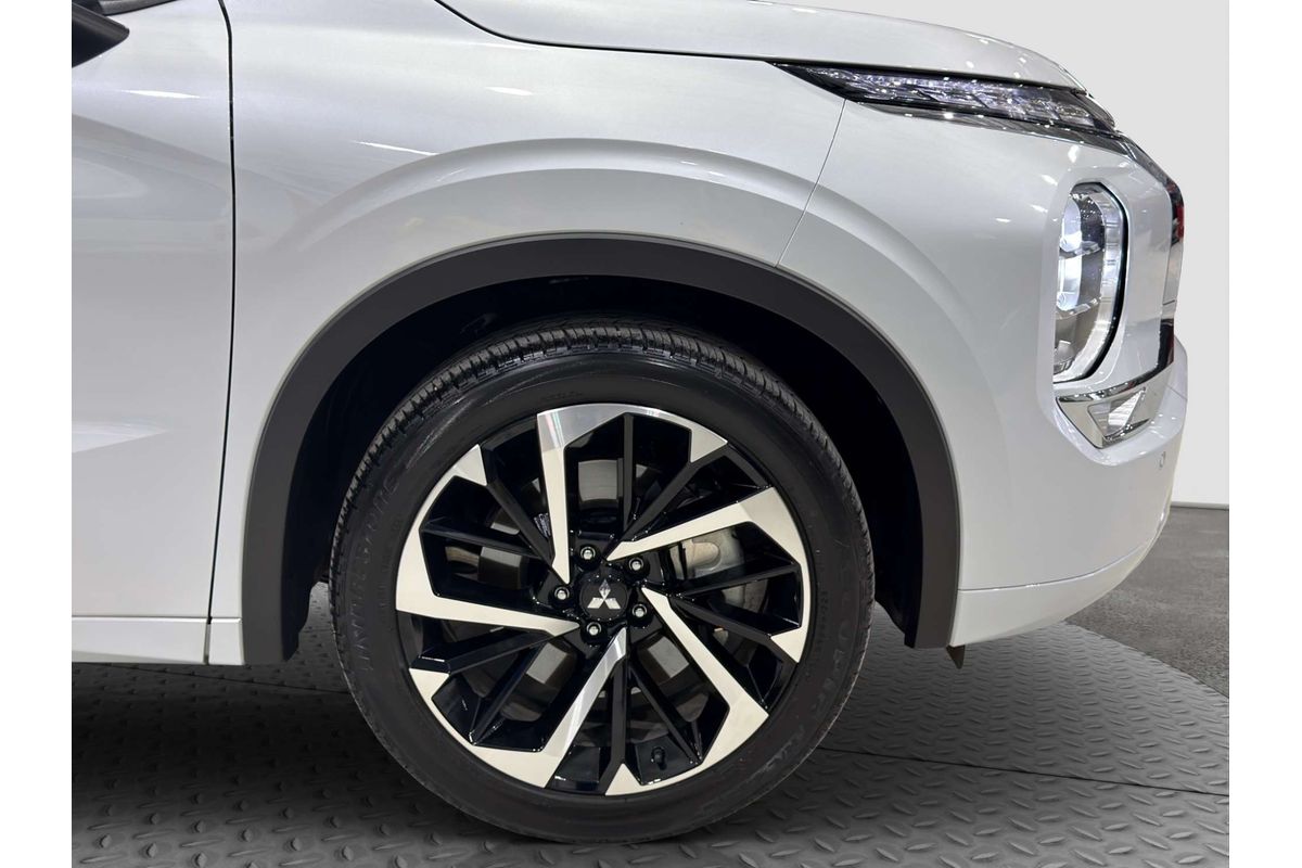 2024 Mitsubishi Outlander Exceed ZM image 11