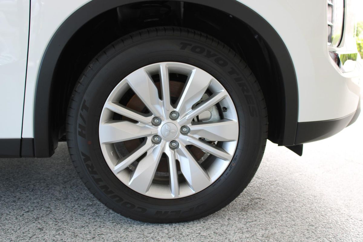 2025 Mitsubishi Outlander ES ZM