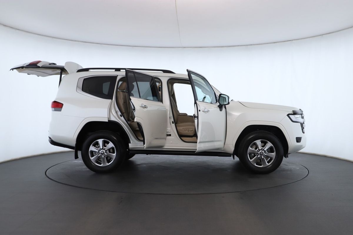 2023 Toyota Landcruiser Sahara FJA300R