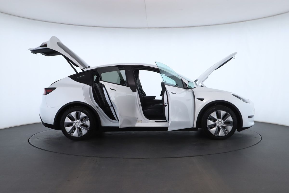 2023 Tesla Model Y Rear-Wheel Drive