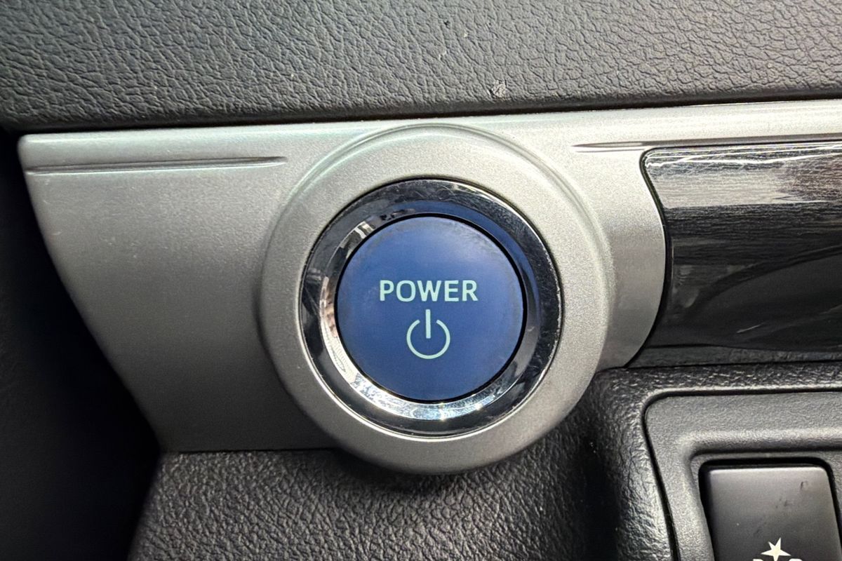 2016 Toyota Camry Atara SL AVV50R