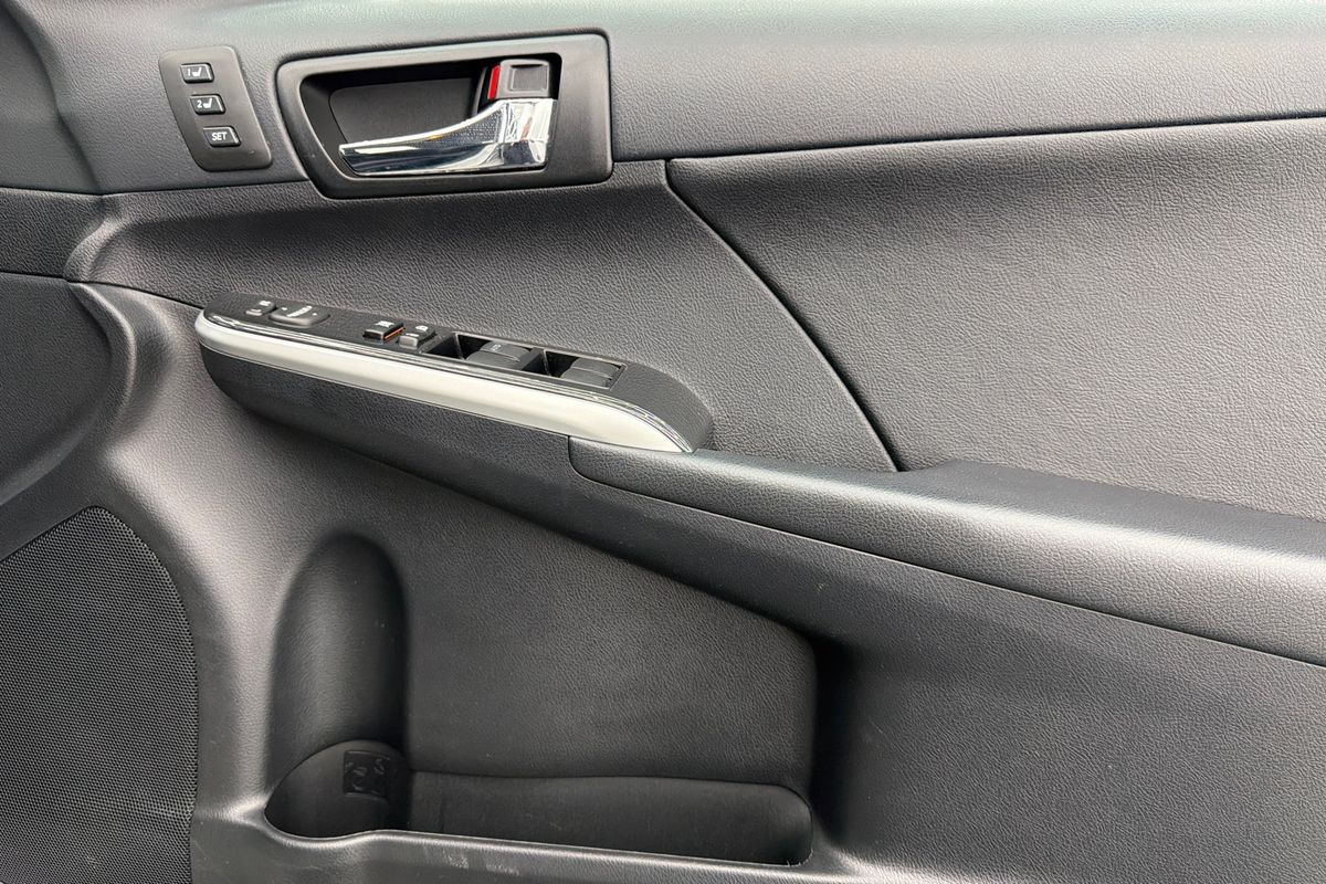 2016 Toyota Camry Atara SL AVV50R
