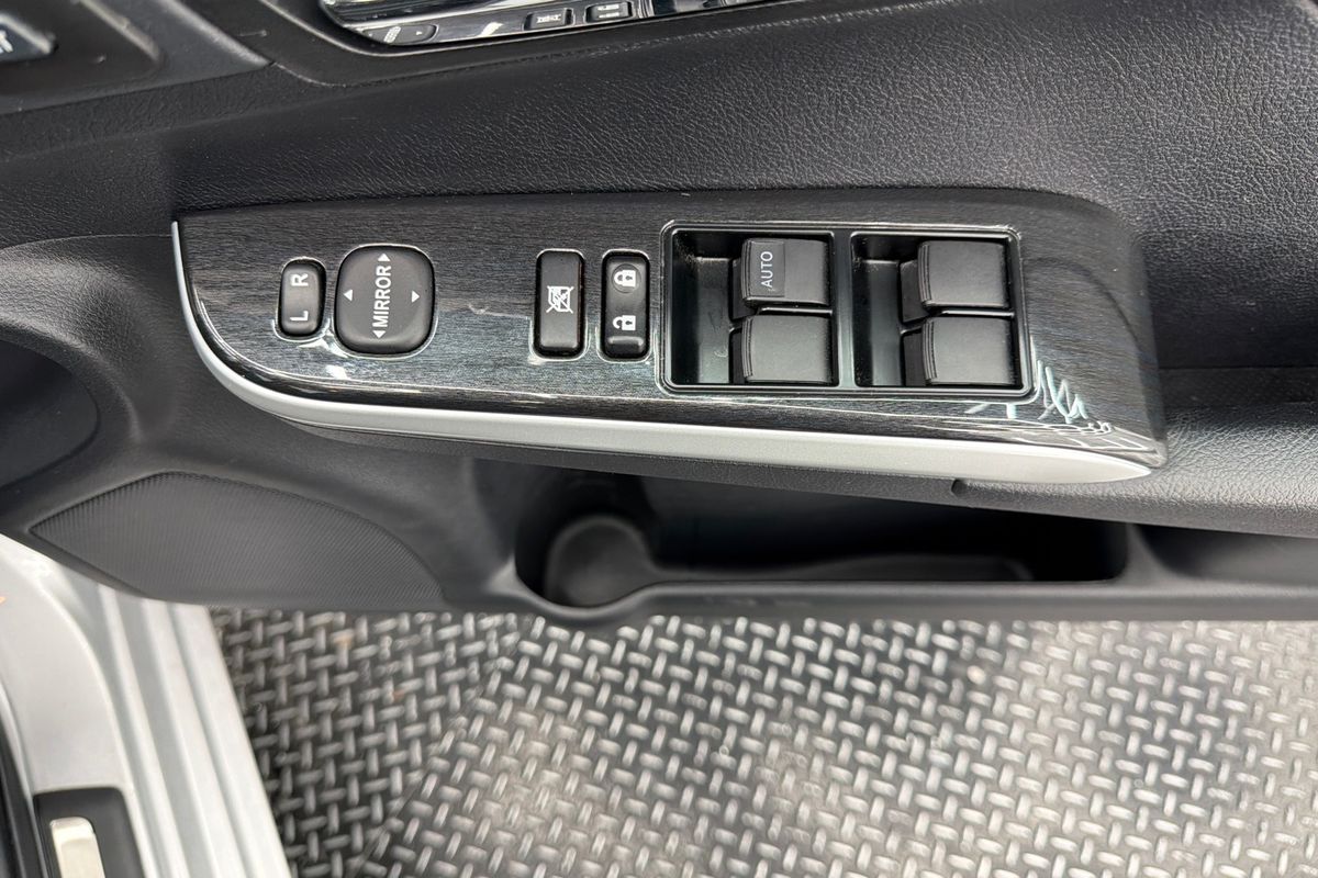 2016 Toyota Camry Atara SL AVV50R