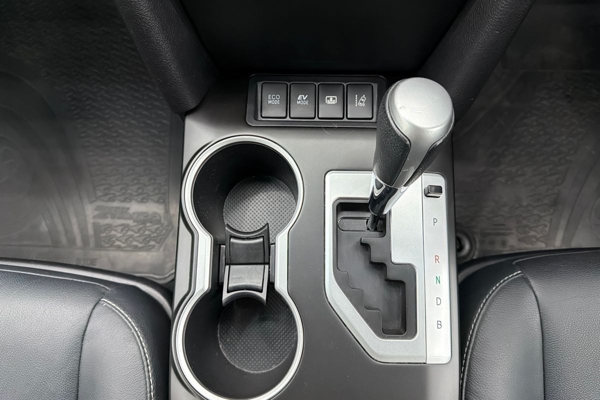 2016 Toyota Camry Atara SL AVV50R