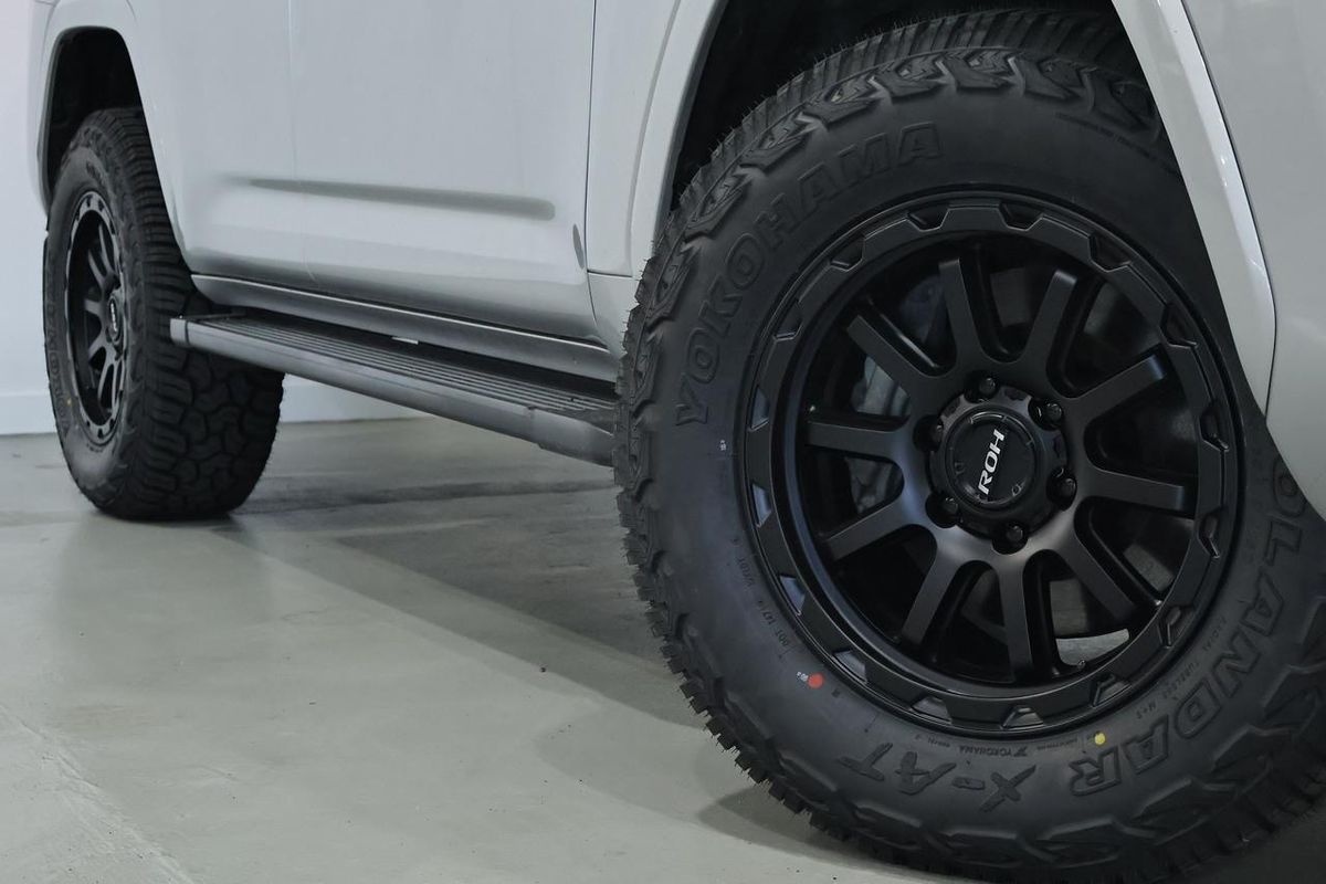 2023 Toyota Landcruiser Sahara FJA300R