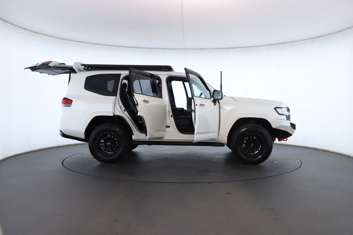 2024 Toyota Landcruiser Sahara FJA300R