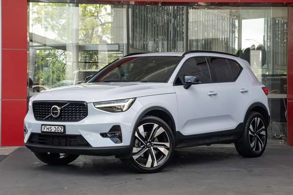2023 Volvo XC40 Ultimate B4 Dark