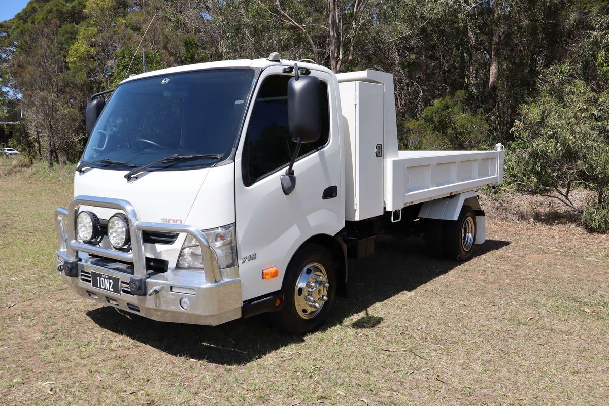 2017 Hino 300 Series 716 MEDIUM TIPPER XZU710R