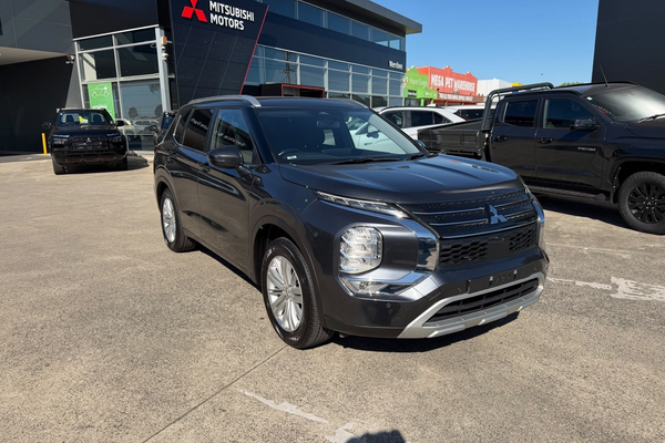 2024 Mitsubishi Outlander LS ZM
