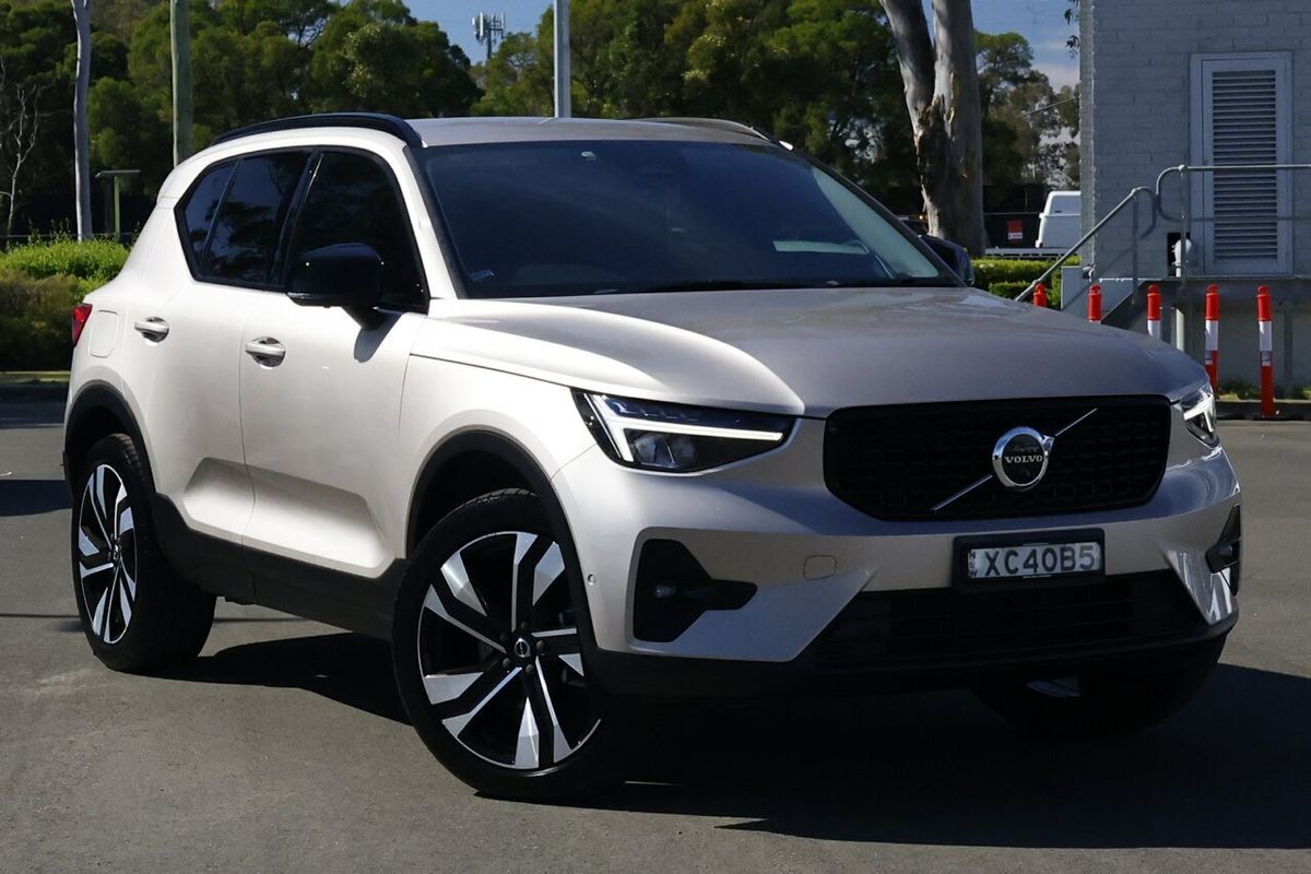 2022 Volvo XC40 Ultimate B5 Dark