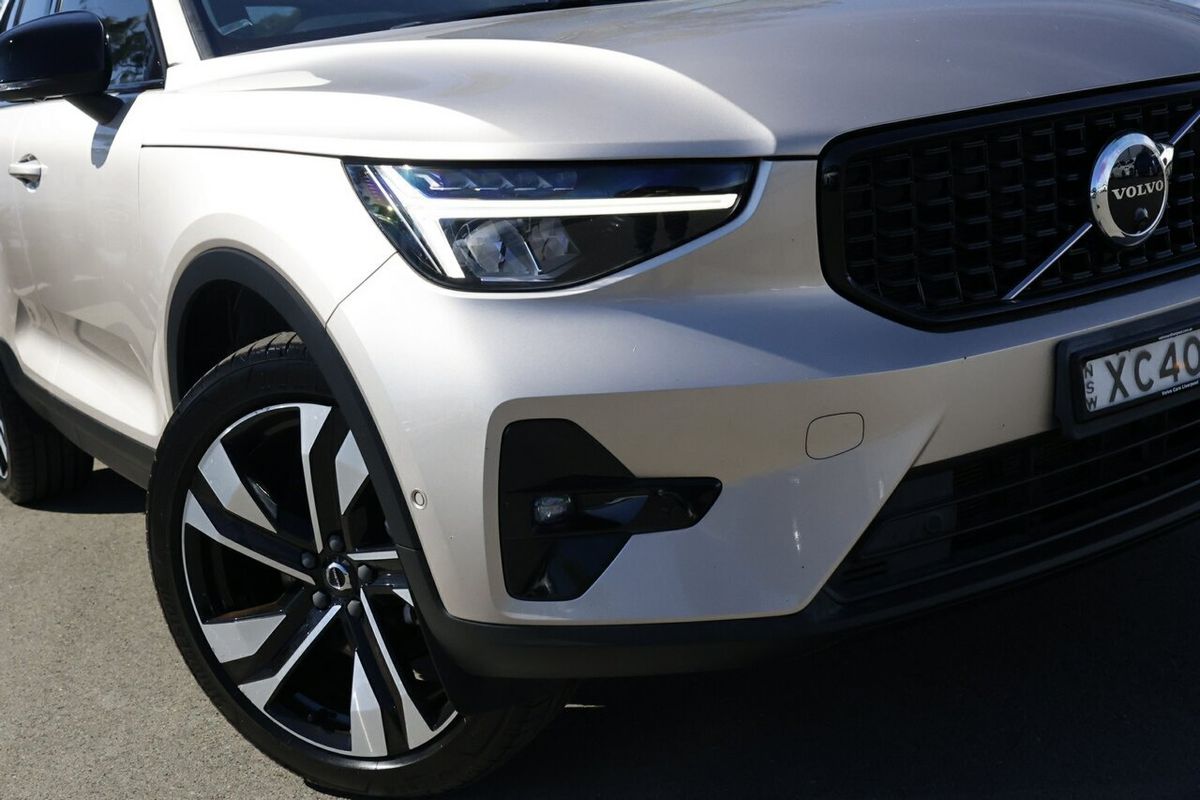 2022 Volvo XC40 Ultimate B5 Dark