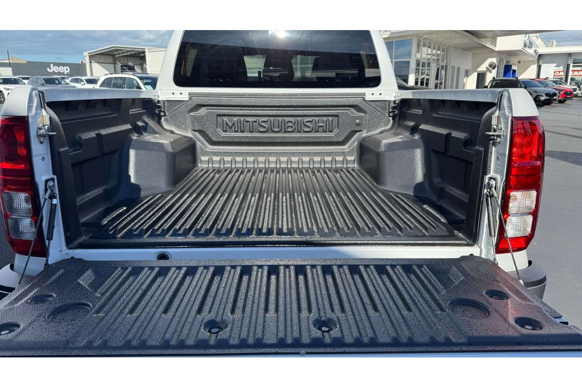 2025 Mitsubishi Triton GLX-R MV 4X4 image 11