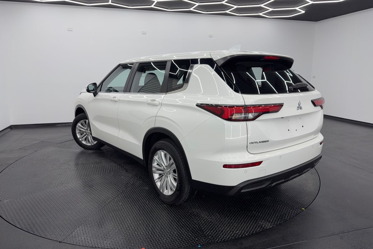 2023 Mitsubishi Outlander ES ZM
