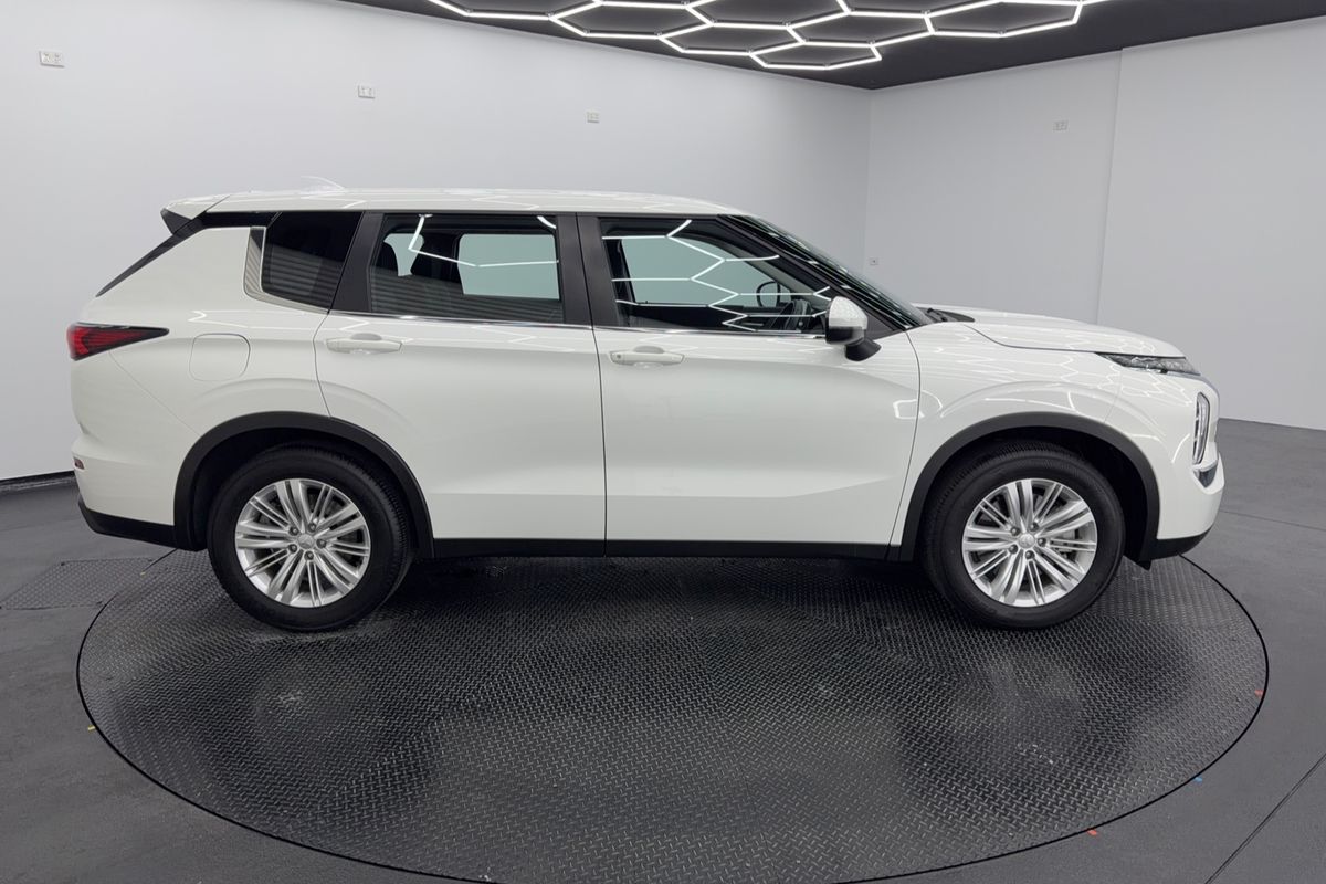 2023 Mitsubishi Outlander ES ZM