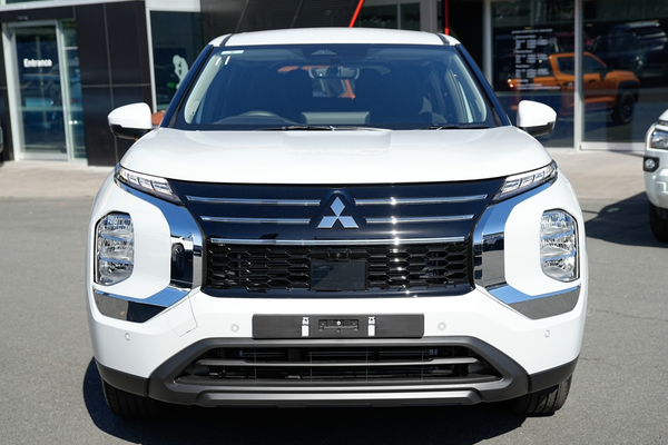 2026 Mitsubishi Outlander ES ZM thumb-2