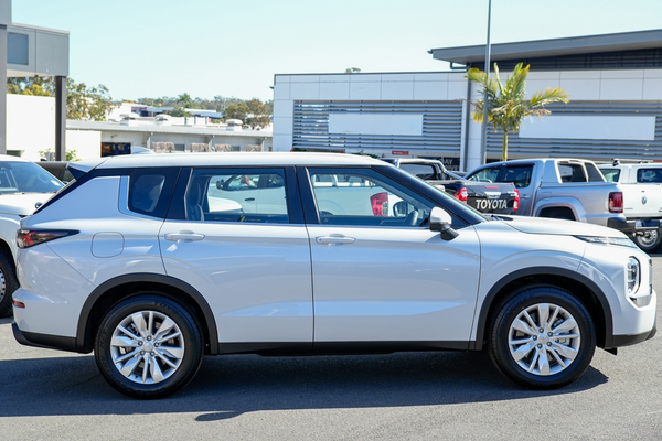 2026 Mitsubishi Outlander ES ZM thumb-4