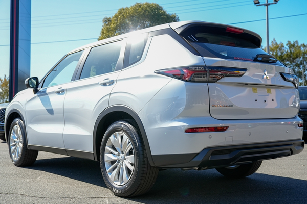 2026 Mitsubishi Outlander ES ZM thumb-5