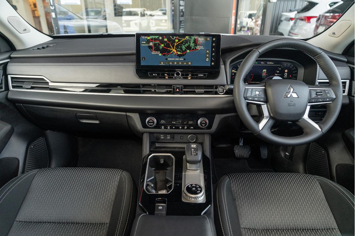 2025 Mitsubishi Outlander LS ZM