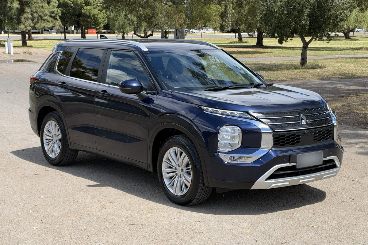 2024 Mitsubishi Outlander LS ZM