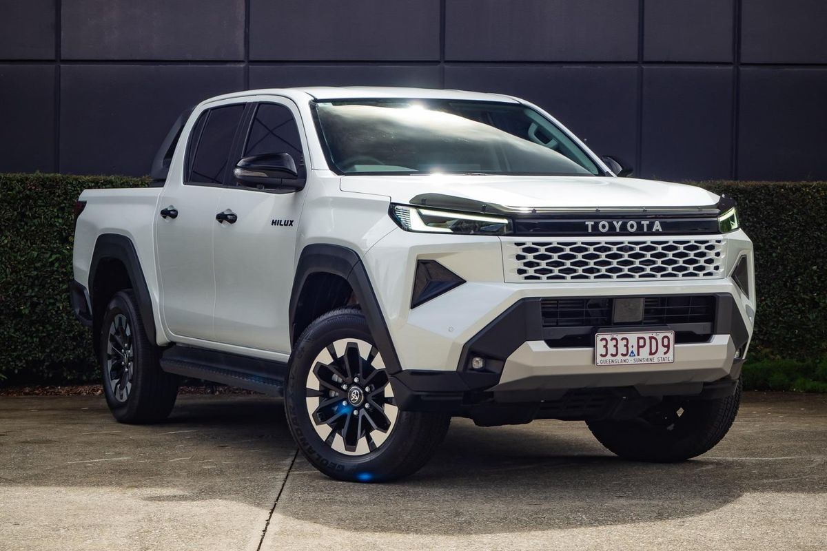 2025 Toyota Hilux SR5 48V GUN227R 4X4