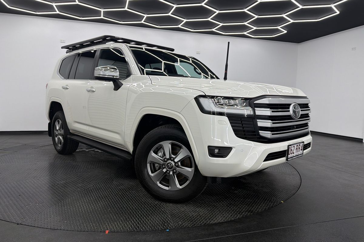 2023 Toyota Landcruiser Sahara FJA300R