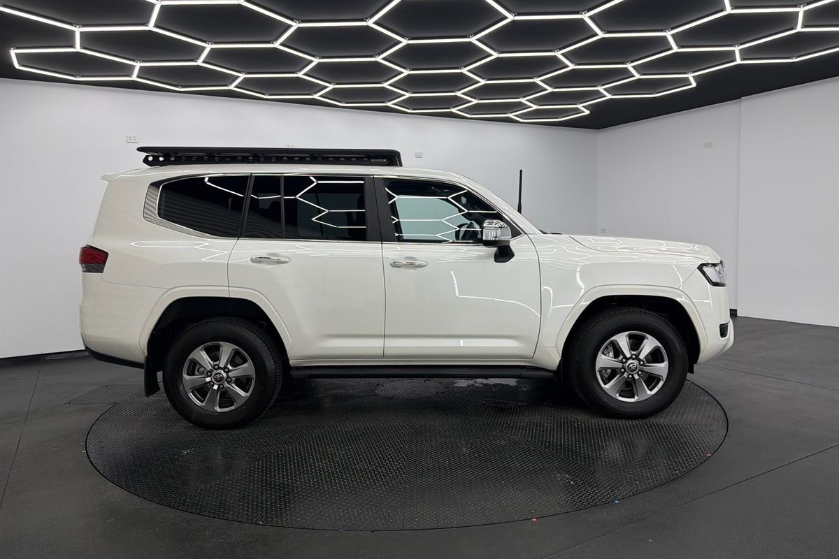 2023 Toyota Landcruiser Sahara FJA300R