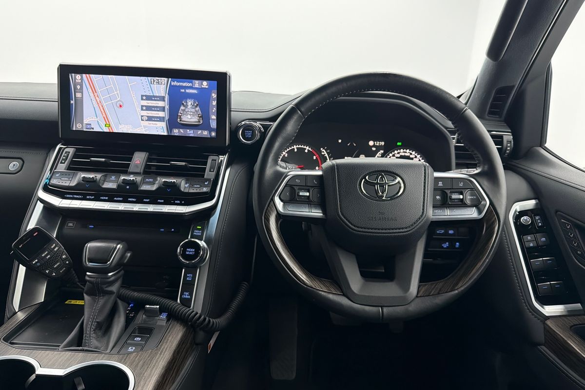 2023 Toyota Landcruiser Sahara FJA300R