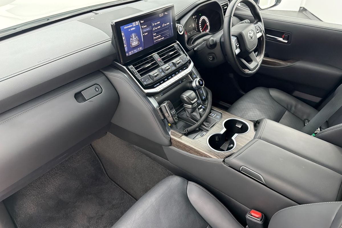2023 Toyota Landcruiser Sahara FJA300R