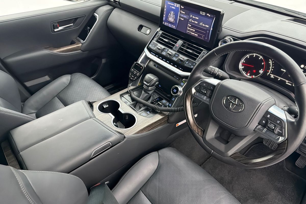 2023 Toyota Landcruiser Sahara FJA300R
