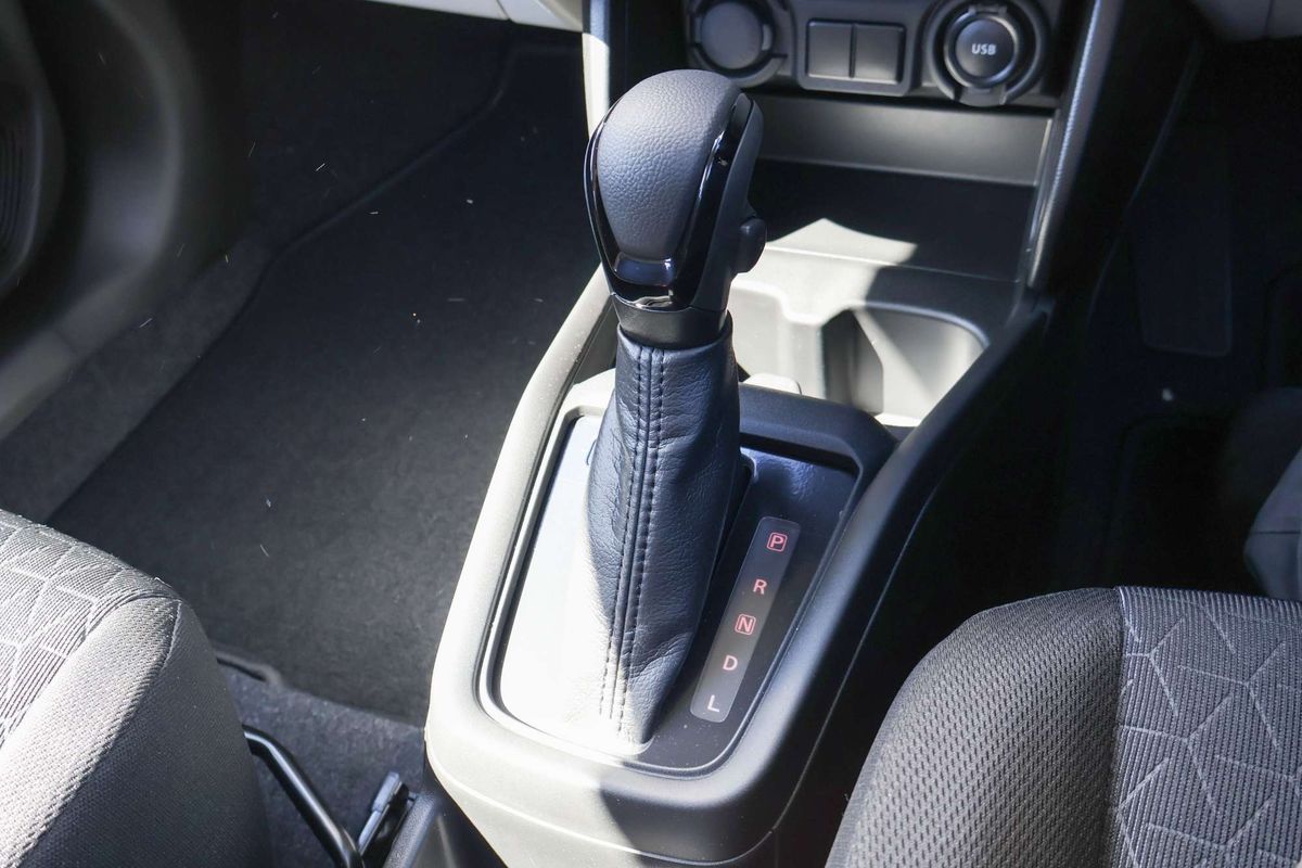 2025 Suzuki Swift Hybrid UZ