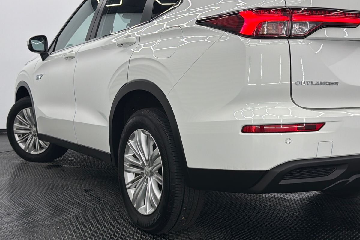 2024 Mitsubishi Outlander PHEV ES ZM