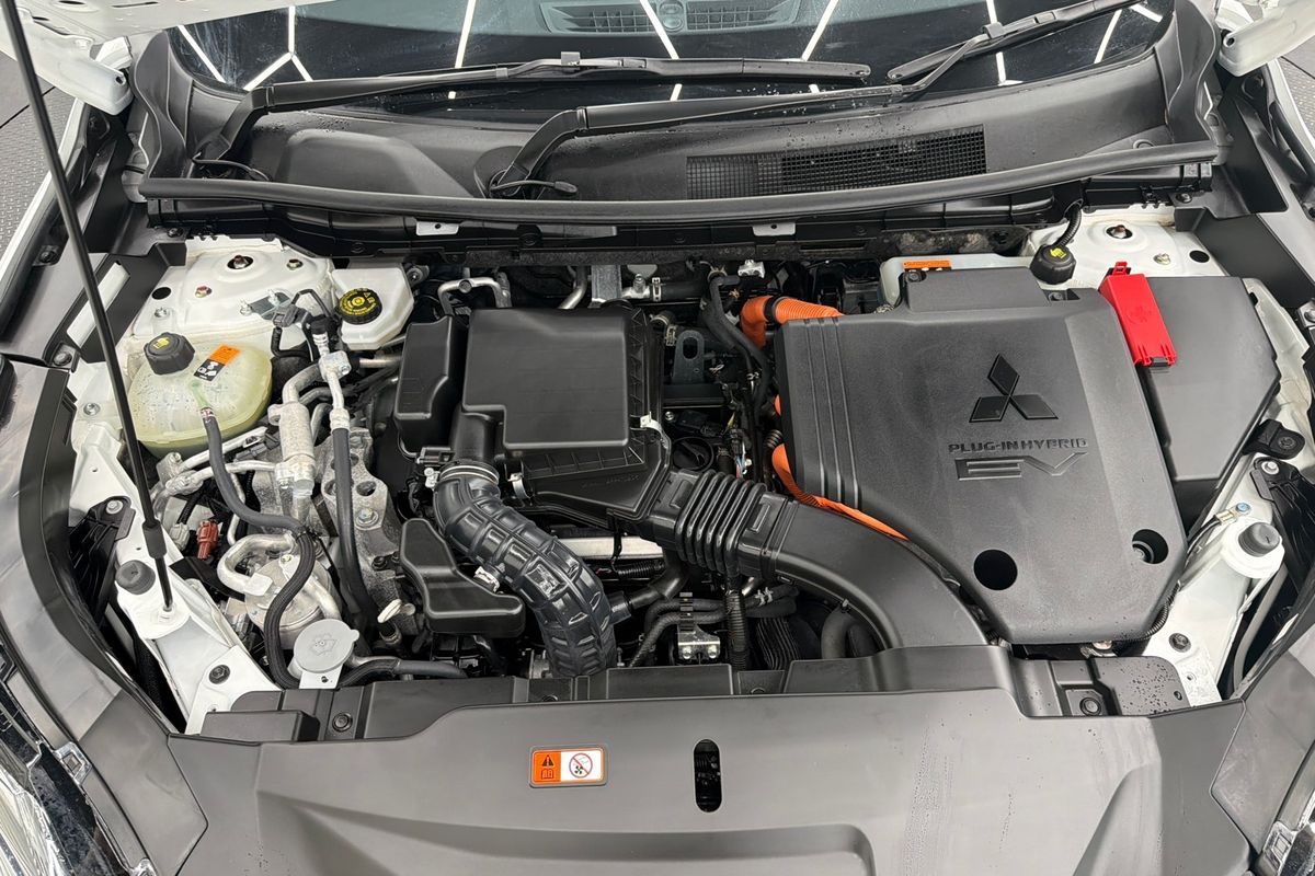 2024 Mitsubishi Outlander PHEV ES ZM