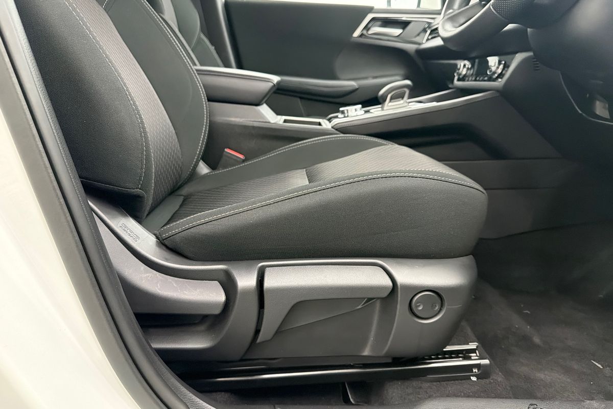 2024 Mitsubishi Outlander PHEV ES ZM