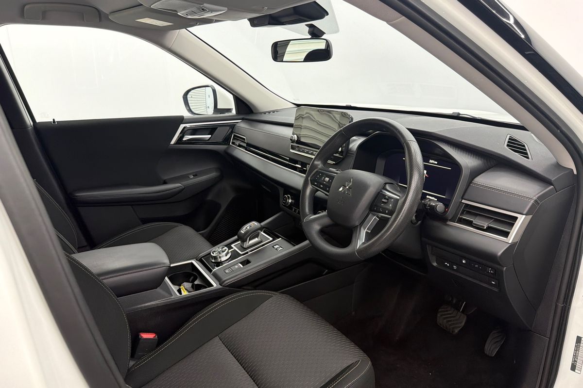 2024 Mitsubishi Outlander PHEV ES ZM