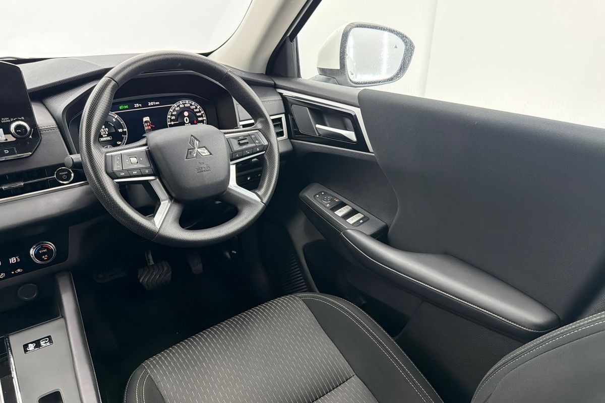2024 Mitsubishi Outlander PHEV ES ZM