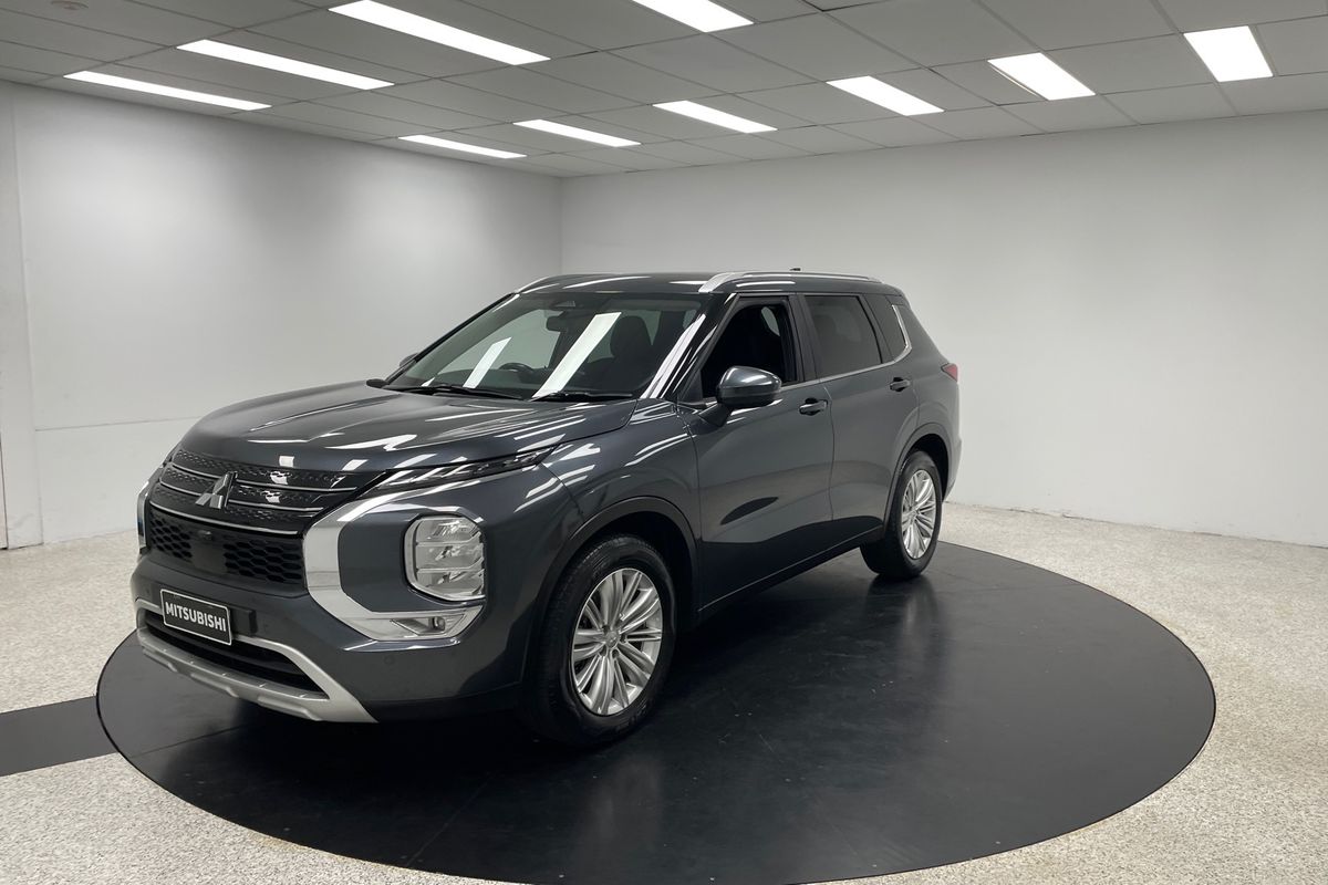 2024 Mitsubishi Outlander LS ZM