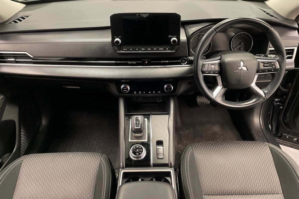 2024 Mitsubishi Outlander LS ZM