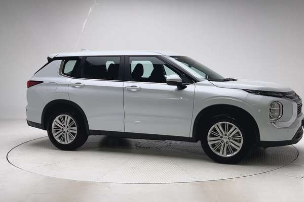 2024 Mitsubishi Outlander ES ZM thumb-3