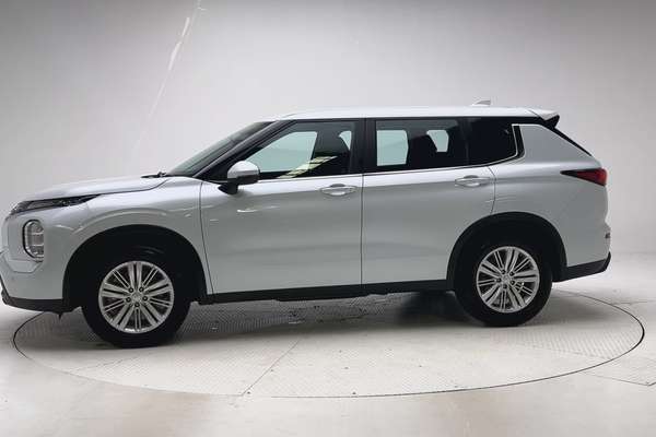 2024 Mitsubishi Outlander ES ZM thumb-6