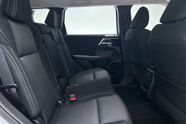 2024 Mitsubishi Outlander ES ZM thumb-11