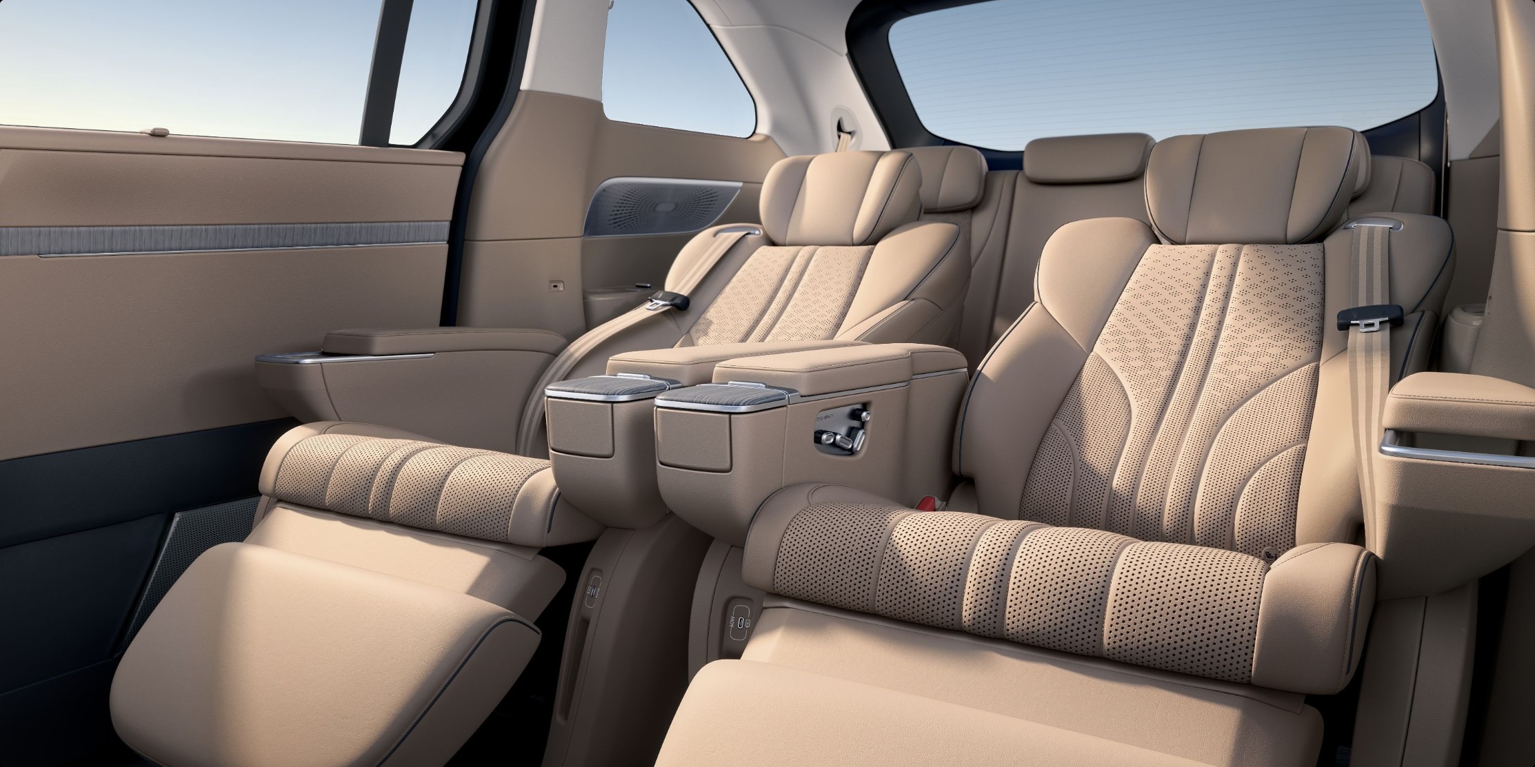 XPeng X9 second-row Nappa leather captain's chairs